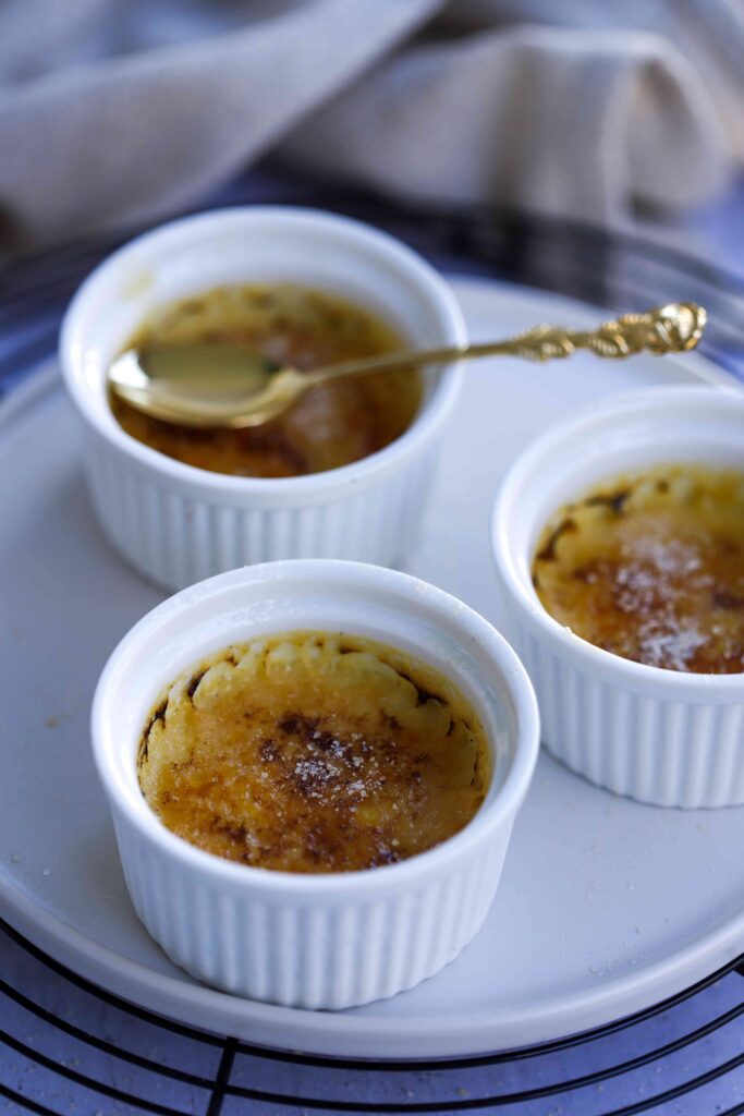 Crème Brûlée with sparkling wine, 3 ramekins and spoon