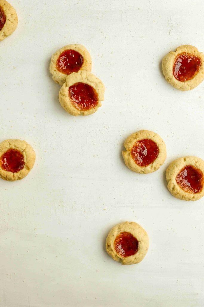 Einzelne Mandel-Butterkekse mit Himbeer-Füllung