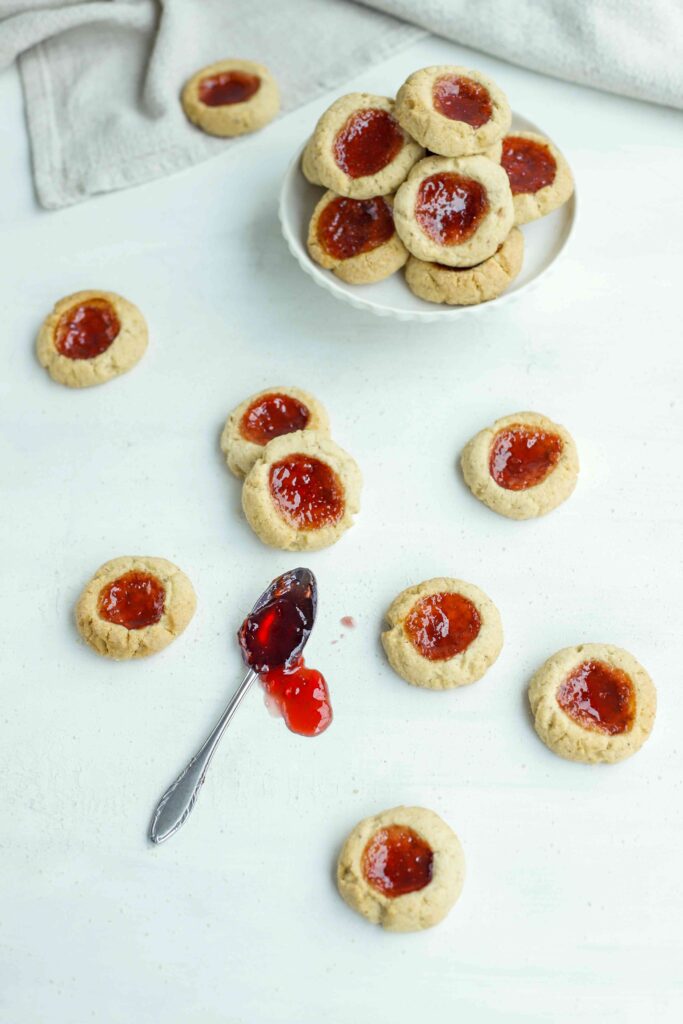 Mandel-Butterkekse mit Himbeer-Füllung