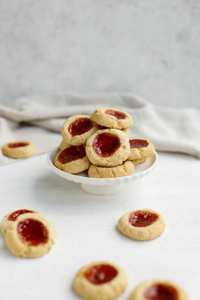 Mandel-Butterkekse mit Himbeer-Füllung auf kleinem Tortenständer