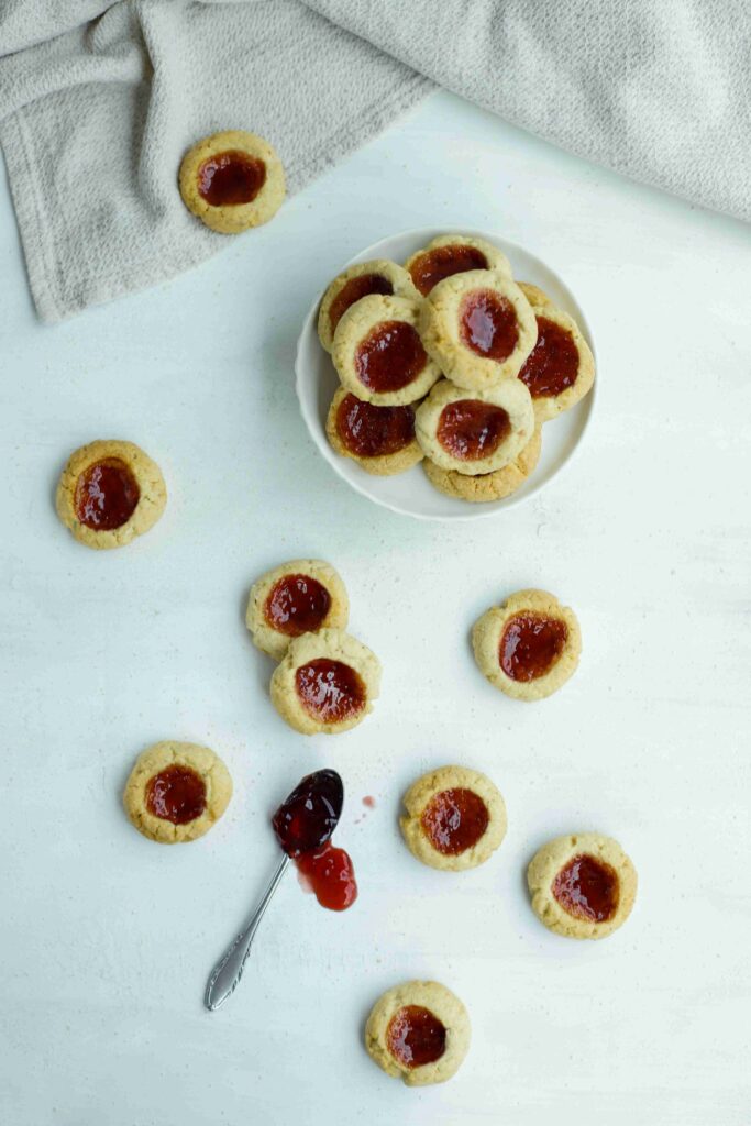 Mandel-Butterkekse mit Himbeer-Füllung, viele Kekse